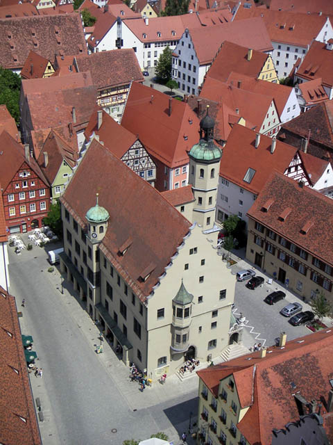 Entdecke das Nördlinger Rathaus und seine prächtige Renaissance-Architektur hautnah