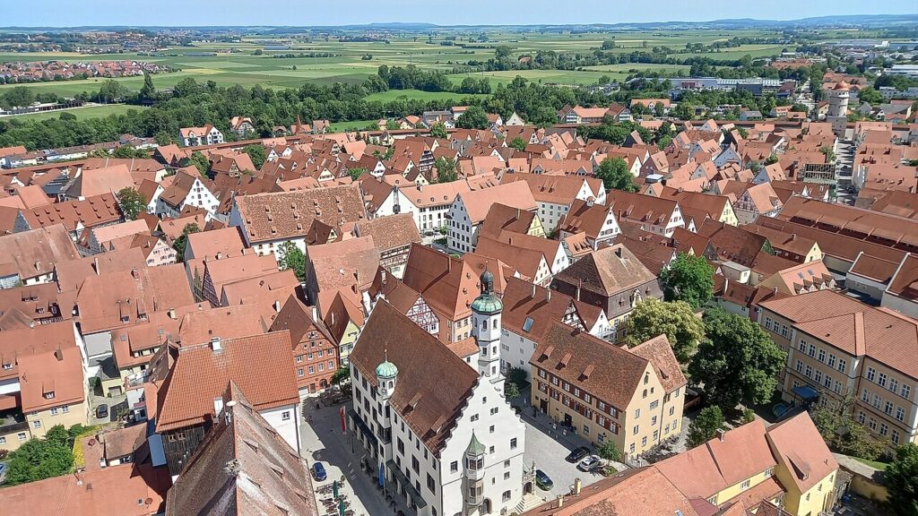 Erlebe den Zauber des Nördlinger Marktplatzes und Rathauses hautnah